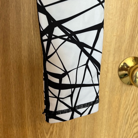 Women’s Compression Z Leggings | Size Medium - Picture 6 of 8